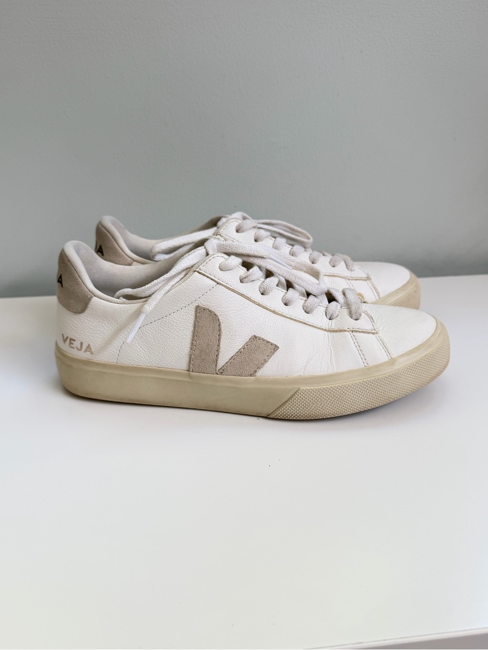 Veja Women’s 9 EU 40 White Leather Sneakers Walking Shoes Casual